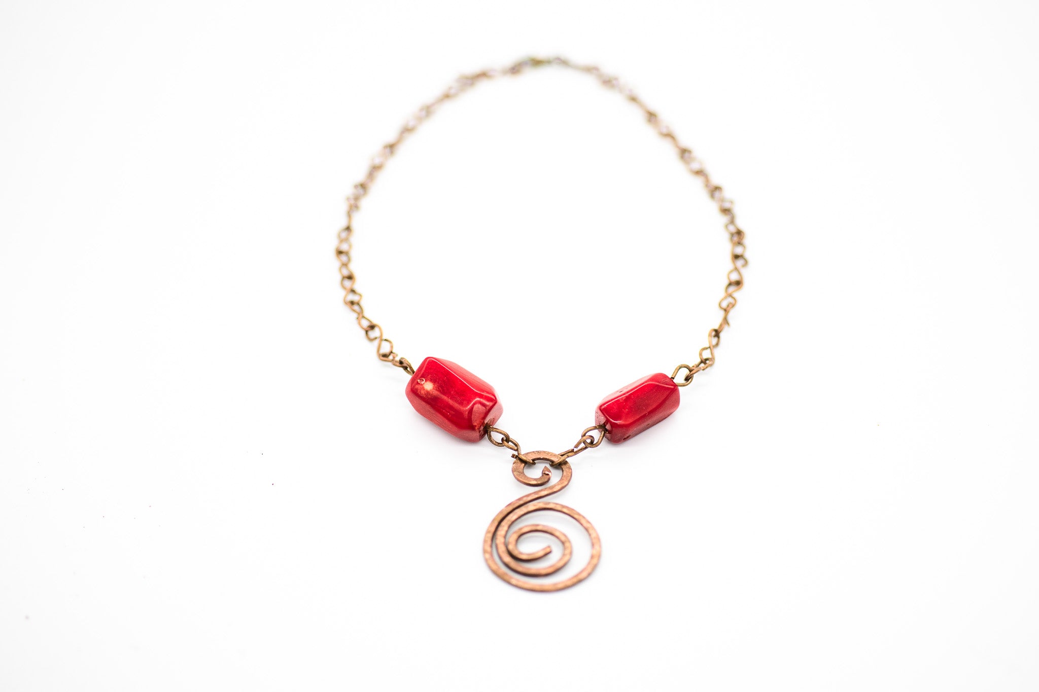 Spiral Motifli El Yapımı Bakır Kolye – Kırmızı Mercan Taşlı