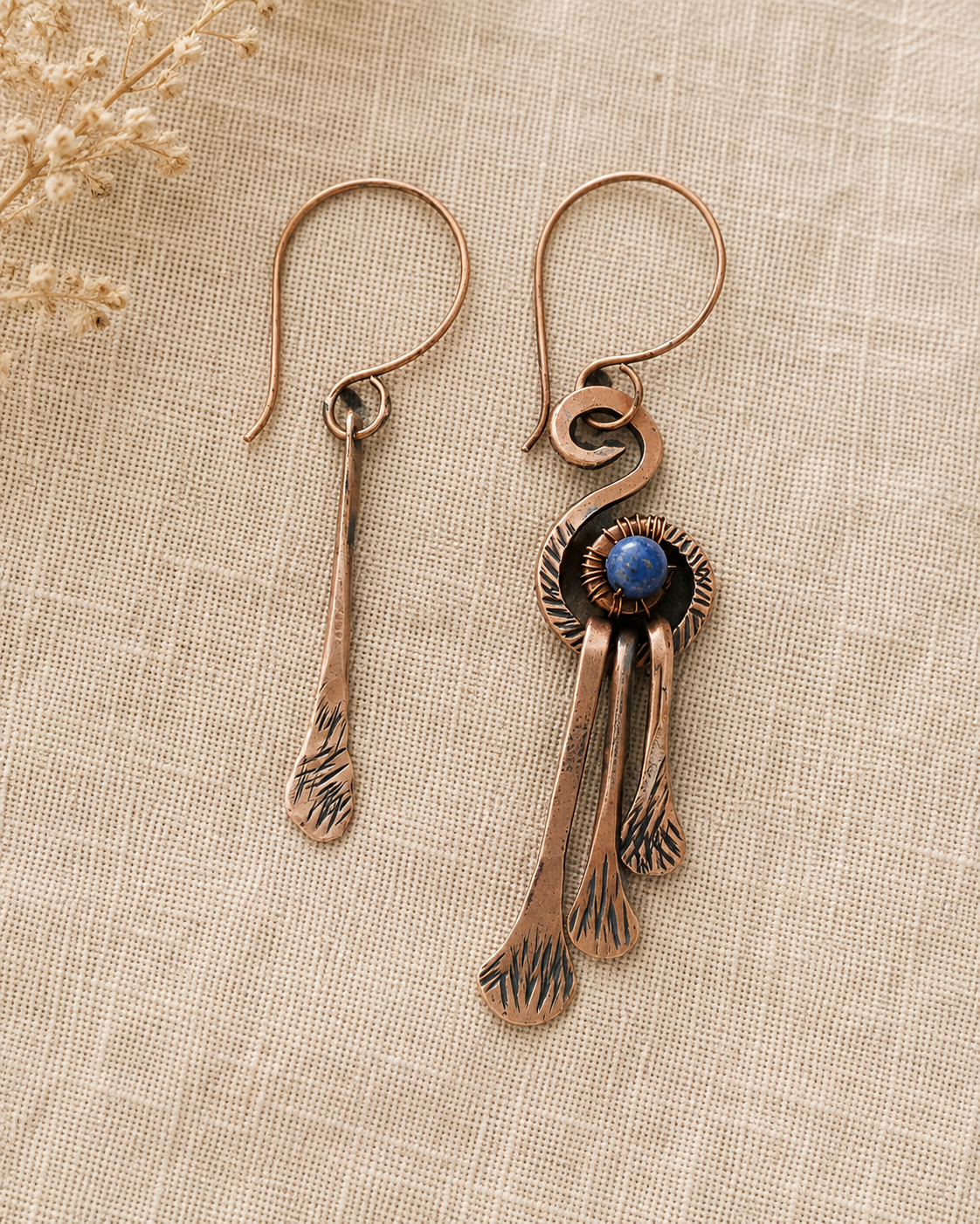 Sankofa – Lapis Taşlı Asimetrik El Yapımı Bakır Küpe